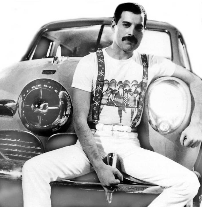 Ο Freddie Mercury με ένα Studebaker Champion του 1950. 