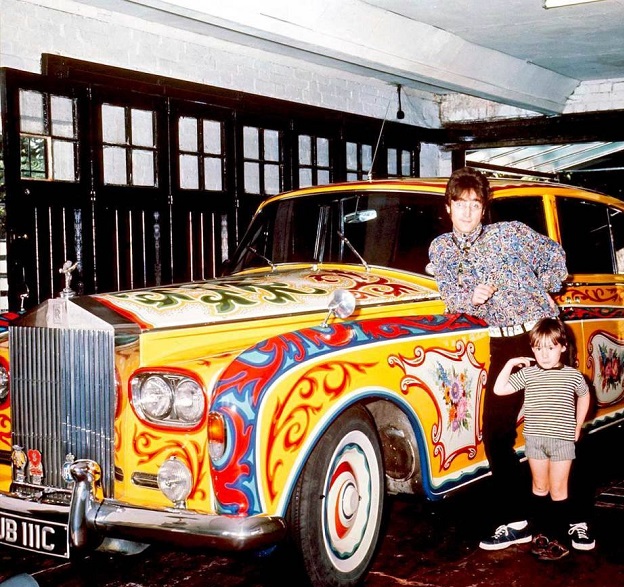 Η άκρως ψυχεδελική Rolls Royce Phantom του John Lennon, η οποία είναι επνευσμένη από ένα τροχόσπιτο με μποέμ σχέδια, που βρισκόταν στον κήπο του «σκαθαριού». Αυτό το εικονικό αμάξι δόθηκε σε δημοπρασία το 1985, έναντι του ποσού των 2,5 εκατομμυρίων λιρών.