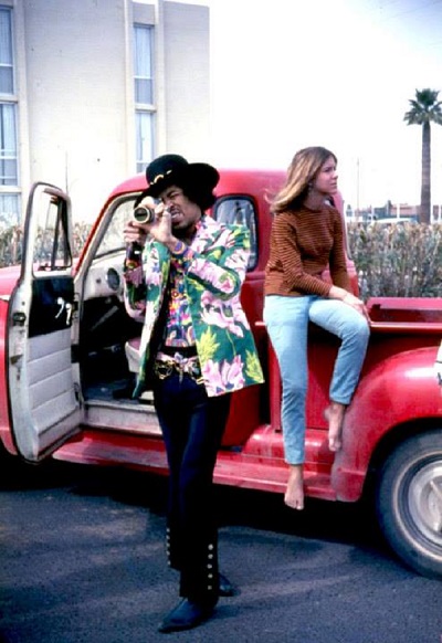 Ο Jimi Hendrix με μία Dodge Pick-Up, ένα διαφορετικό όχημα από αυτό που έκλεψε με τον Neil Young, προκειμένου να παραστούν στο Woodstock.