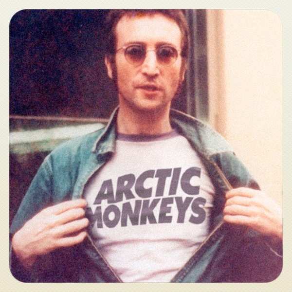 Ο John Lennon με t-shirt των Arctic Monkeys