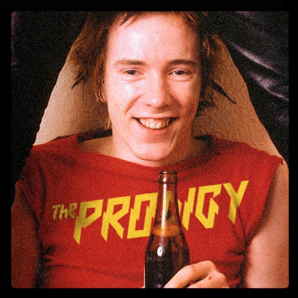 Ο Johnny Rotten με t-shirt The Prodigy