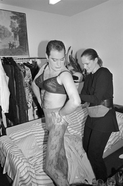 Φορώντας σουτιέν και καλσόν στα γυρίσματα του video clip 'The Great Pretender' στο Λονδίνο, 1987 (φωτογραφία: Richard Young)