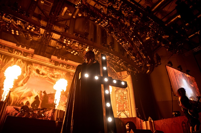 Sign of the Cross (Legacy of the Beast tour) (Photo by JOHN McMURTRIE)